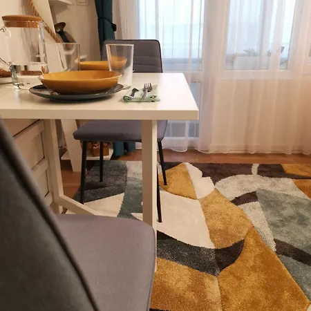 Tiny Hideaway - Charming By Sea Garden Daire