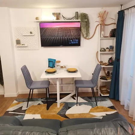 Tiny Hideaway - Charming By Sea Garden Daire