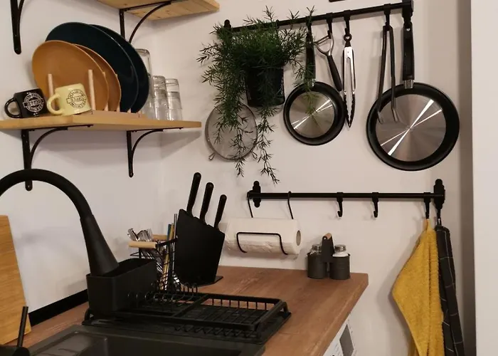 Tiny Hideaway - Charming By Sea Garden *